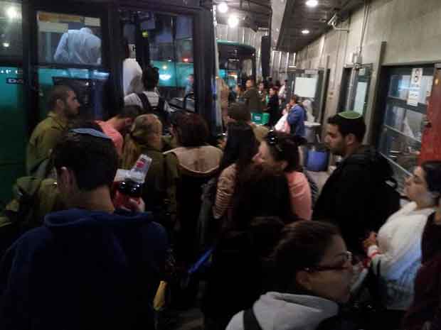 israelis-trying-to-stand-in-line