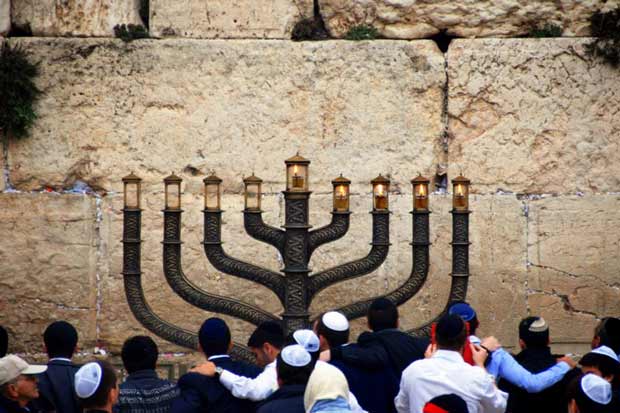 Chanukkah-Leuchter vor der Klagemauer.