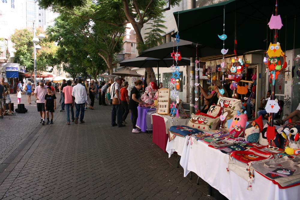 Nachalat Biniamin, an arts and crafts fair on Tuesdays and Fridays.